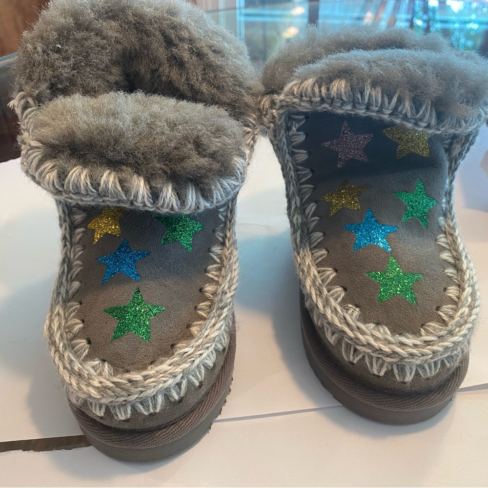 Mou boots kids size 11. NEVER WORN